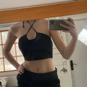 Halterneck topp - Söt svart topp med snörning😘