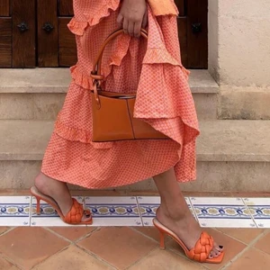 Skor med klack - Säljer dessa skor. Använda en kväll. Som nya. Storlek 39. 