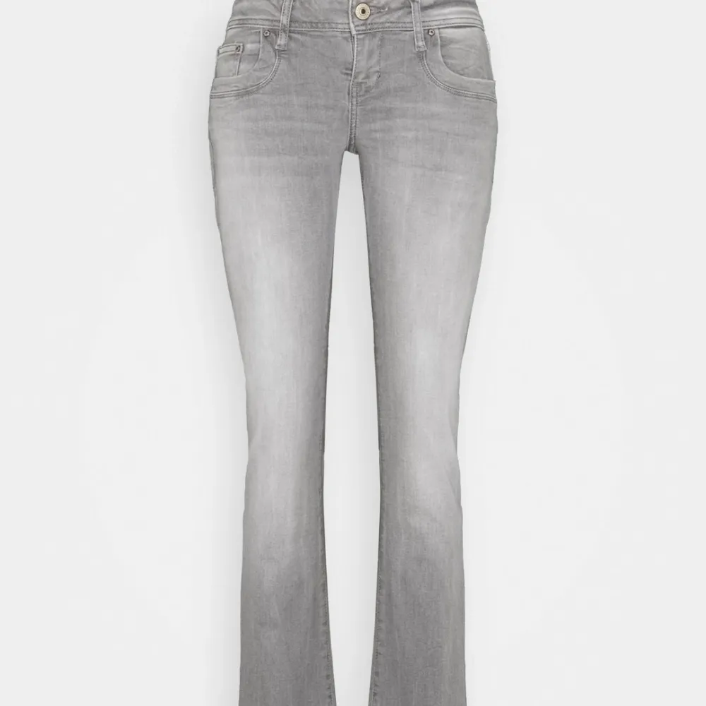 Så snygga grå Lågmidjade jeans från LTB som är helt slutsålda. Dom är helt nya med lappen kvar ❌intressekoll❌ är inte säker på att jag vill sälja. Buda! Säljer endast vid bra bud💓             högsta bud: 640. Jeans & Byxor.