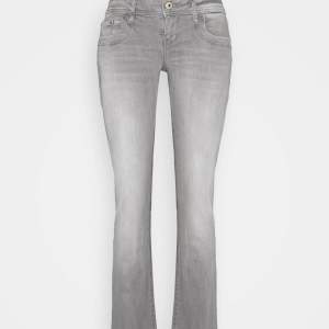 Så snygga grå Lågmidjade jeans från LTB som är helt slutsålda. Dom är helt nya med lappen kvar ❌intressekoll❌ är inte säker på att jag vill sälja. Buda! Säljer endast vid bra bud💓             högsta bud: 640