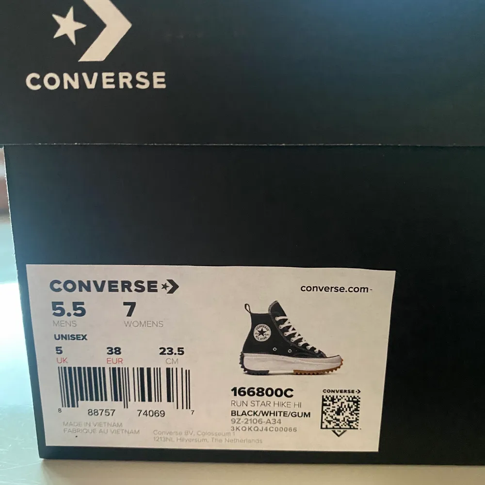 Helt nya, oanvända Converse, de är slutsålda överallt och därför chansade jag i att beställa en mindre storlek, i hopp om att de skulle vara stora i storleken. Endast provat höger, vänster sko är helt oprövad. Nypris 1199 . Skor.