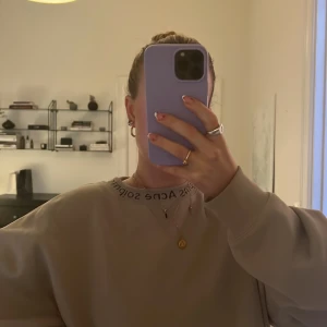 Acne studios flogho logo sweatshirt - Beige acne tröja, unisex xs (jag har ofta s/m) så stor i storleken. Jag gillar att ha den instoppad under ett zara linne så den ser lite croppad ut, funkar även som oversized tröja som går över rumpan 🍑✨✨✨