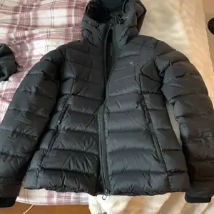 En dunjacka från Everest som passar bra till vintern. Den är knappt använd och i nyskick. Jag säljer den på grund av att jag köpt ny jacka.