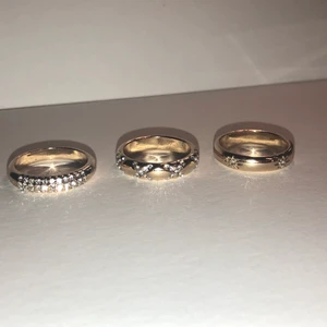 Guldringar - Tre stycken guldiga ringar från Gina Tricot. Aldrig använda då de är för stora för mina fingrar. Jag har vanligtvis storlek M. PRIS: 25kr styck. 60kr för alla tre.