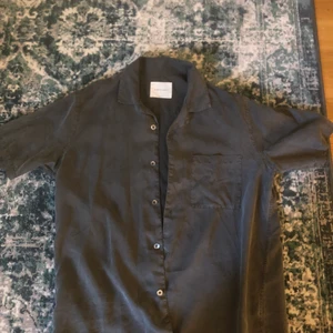 A days march skjorta - Snygg sommar skjorta storlek M med roligt skönt material , bra skick  Bud 250