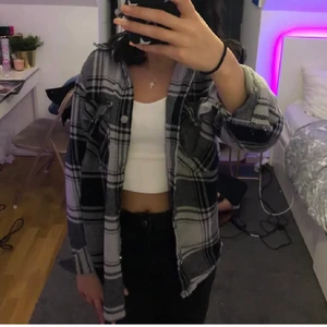 Rutig skjort jacka - Säljer denna supersnygga och nya skjortjacka köpt från Gina tricot för 499 kr. Säljer den då den inte kommer till användning men den är i nyskick och nästan aldrig använd🤍🤍