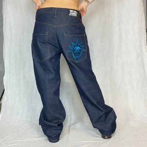 Your Local Dealer Baggy Jeans - Jeans från YLD, står storlek 34. W34 L 32. 70% cotton och 30% polyester. Midjebredd (eller räkna som höftbredd om den ska sitta lågmidjad) 48cm, innerbenslängd 84cm. Några diskreta fläckar.