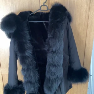 Fiona parkas päls kappa - Hej jag säljer min Fiona parkas päls kappa som är i jätte fint skick använd endast 1 gång, köptes i december o bara hängt i garderoben! Köptes för 3800, fake päls. PRISET KAN DISKUTERAS!!