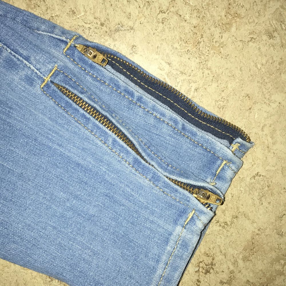 Säljer mina knappt använda lee jeans som är i ankle längd (jag är 160 cm lång) de har dragkejdor ner till för att skapa en tightare look. . Jeans & Byxor.