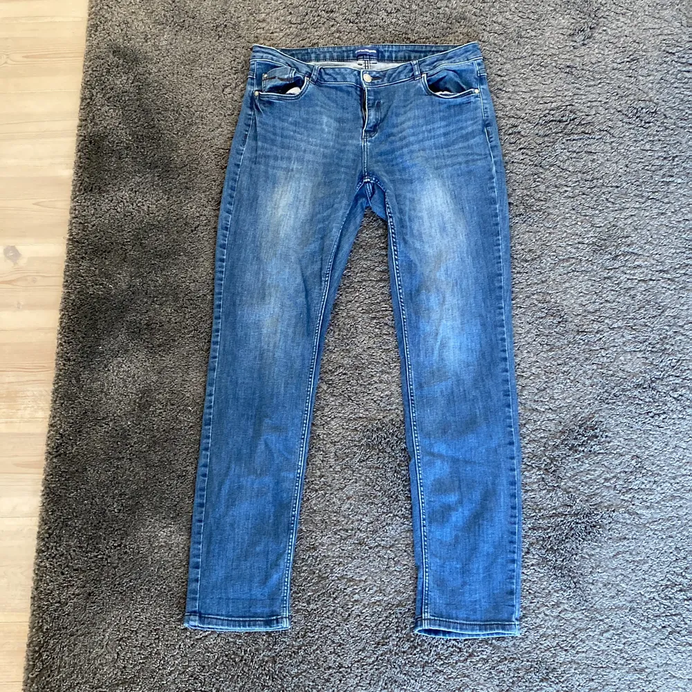 Säljer mina lågmidjade jeans från Charles Vögele. De är stl 44 men passar som 40/42, lite skinny i passformen men också lite baggy! Aldrig använda och är långa i benen på mig som är 175 lång! 💙. Jeans & Byxor.