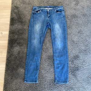 Säljer mina lågmidjade jeans från Charles Vögele. De är stl 44 men passar som 40/42, lite skinny i passformen men också lite baggy! Aldrig använda och är långa i benen på mig som är 175 lång! 💙
