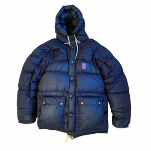 FJÄLL RÄVEN JACKA (använd) - (Kom gärna me bud) En fjäll räven jacka gammla modellen. Har fläckar kom privat för bilder. I herr storlek men är xs 
