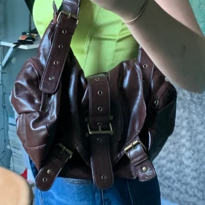 Brun väska med spännen  - En av mina favoritväskor som inte andvänds längre. Andvände den väldigt mycket under sommaren men har inte andvänt den sedan dess och den har inga tydliga skador. Köpte den second hand men den är i väldigt bra skick! Pris är diskuterbart 