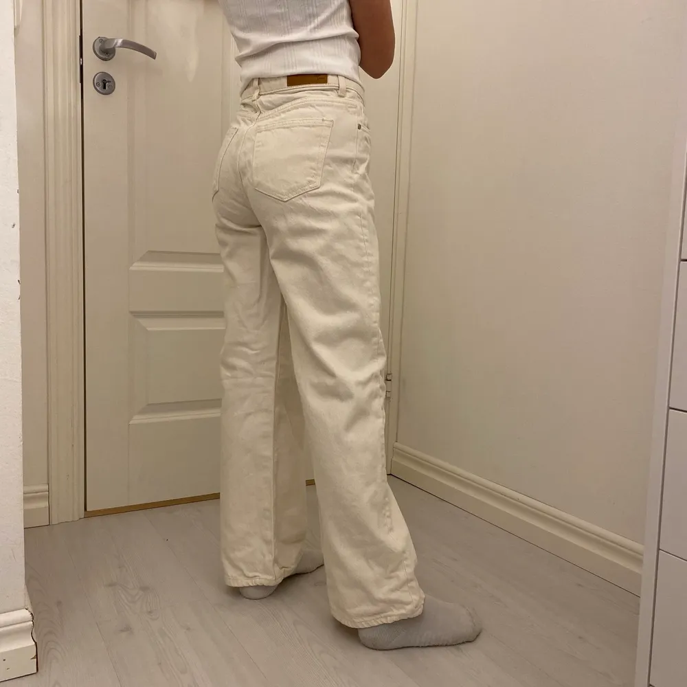 Säljer ett par jeans från Never Denim i storlek 25! Modellen är 1,53 cm lång☺️ Ordinarie priset är 599. . Jeans & Byxor.