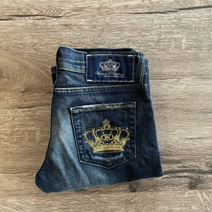 Lågmidjade jeans - Lågmidjade Victoria Beckham jeans, köpta här på plick men säljer då dom inte passade mig. Passar mig i längden och jag är 155-160 cm lång. Innerbensmått: 81 cm, Midjemått: 73 cm.