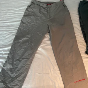 Prada byxor  - Fina Prada byxor som jag inte använder längre. Kom med bud eller om ni har nått som ni vill byta mot