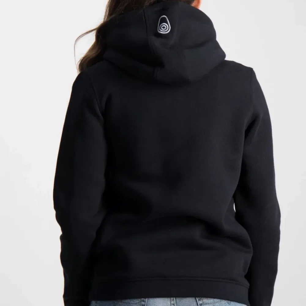 Säljer min svarta sail racing hoodie, i bra skick och inte så använd, säljer för 500kr med frakten inkluderad💕. Hoodies.