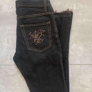 Sänkt pris!!! Snygga mörka jeans i bra skick med cool detalj på ena bakfickan❤️‍🔥❤️‍🔥