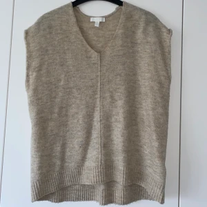 Stickad väst  - Beige stickad väst i strl S.