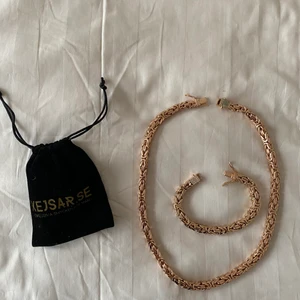 Kejsarlänk 8mm 18k Guldplatterad - Hej säljer en set av kejsar.se denna kedja är guldplatterad med 18k och är 65cm halsband och 21cm armband båda är 8mm bara halsbandet 2300kr och bara armbandet 1400kr båda för 3200kr 