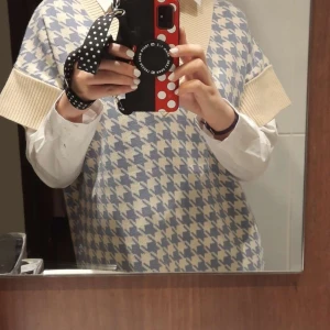 Sweatervest - Oversized väst med blårutigt mönster, knappt använd och är i princip i nyckick! 