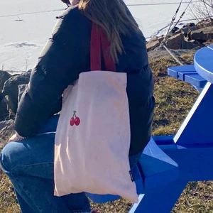 Tygkasse - Tygkassarna finns i 4 olika tryck som alla finns i egna annonser. Gratis frakt i hela landet. 1 för 149kr. 2 för 249kr. 3 för 299kr. Har dragkedja och ett innerfack med dragkedja. Ca 35x38cm + banden. Skicka ett meddelande för att köpa. ❤️🧡💛💚💙💜