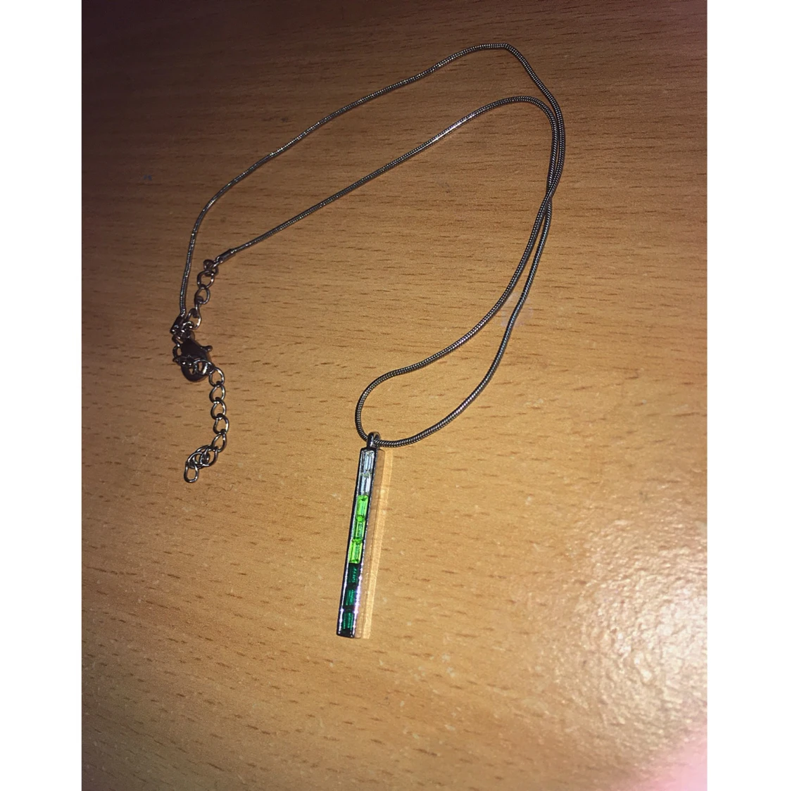 Halsband (gröna stenar)