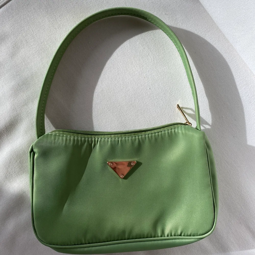 Säljer min Prada inspirerade väska🤍🤍 så fin grön färg med guldiga detaljer💚💚vet tyvärr inte vart den är ifrån men aldrig använd så förtjänar ett nytt hem.. Väskor.