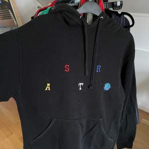 Hoodie från Travis Astroworld merch. Knappt använd och inga fläckar. Passar S/M. 