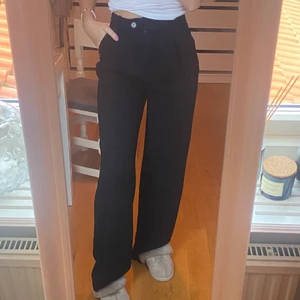 Kostymbyxor  - Kostymbyxor från mango, långa och raka i benen, strl 32 men passar som 34/36.