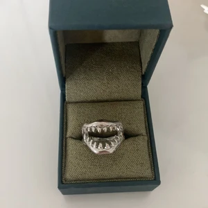 Ring tänder - Sjukt cool ring! Vet ej storlek men skulle gissa på typ 16❤️