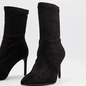 Svarta stövletter i mocka - Jättefina stövletter från Bershka, helt slutsålda. Strl 38. Inte använda en enda gång, prislapp finns kvar. Liten klackhöjd på 8cm.