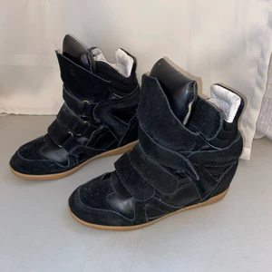 Isabel marant - Säljer nu mina Isabel Marant skor pga att dom är för små för mig. Är väldigt fräscha och fina, kontakta för fler bilder!💓