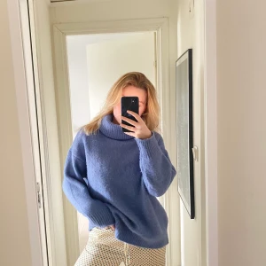 Stickad tröja - Säljer denna superfina blåa polotröja ifrån Zara. Använd ett fåtal gånger. Storlek s