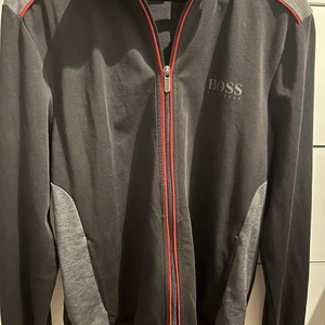 Hugo boss Zip tröja - Använd ett par gånger men i väldigt gott skick. Storlek S.          Betalning sker via swish. Mvh Åsa