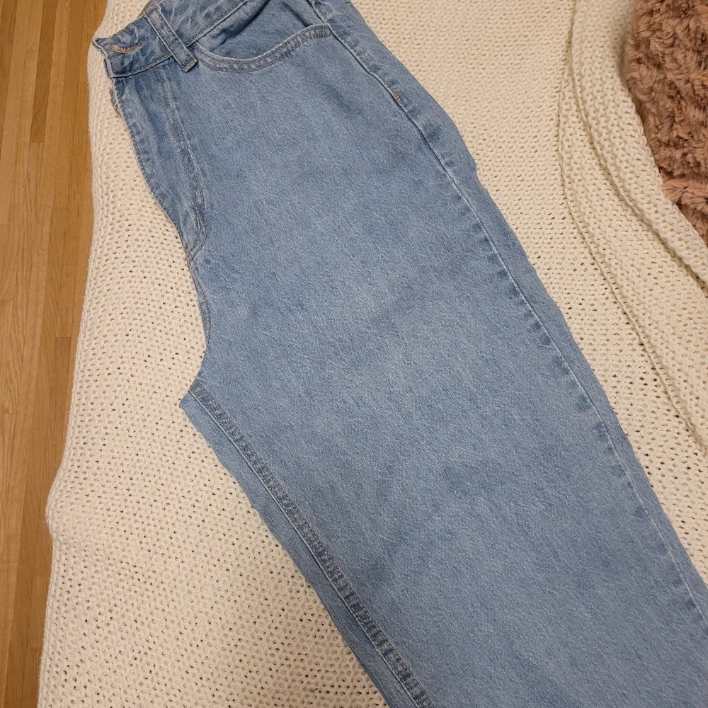 Ljusblåa jeans i storlek M. Är i bra skick användes några gånger. Köptes 1 år sen.. Jeans & Byxor.