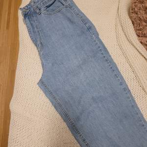 Ljusblåa jeans i storlek M. Är i bra skick användes några gånger. Köptes 1 år sen.