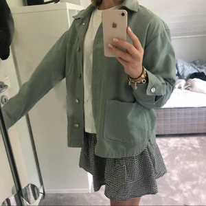 Vår jacka  - Säljer denna fina vårjacka i jeans tyg. Den är perfekt nu till våren med en tjockare tröja under eller till sommaren. Säljer jackan på grund av att den inte kommer till användning har haft den sen sommaren 2021 och bara använd en gång. 