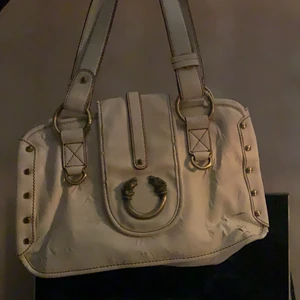 Esprit handväska - Esprit handväska i fint begagnat skick, lite av materialet har lossnat men annars är den jättesnygg <3!! Skriv för fler bilder eller om du har några frågor