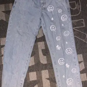 Ett par skitsnygga vida jeans med tryck och rivet på baksida längst ner