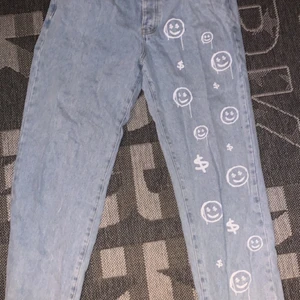 Byxor med tryck - Ett par skitsnygga vida jeans med tryck och rivet på baksida längst ner