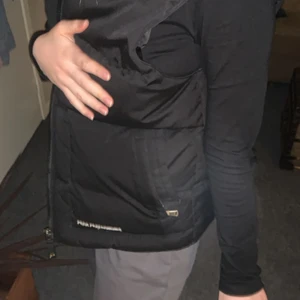 Vintage peak väst  - INTRESSEKOLL!! vintage peak performance väst i storlek XL, den sitter oversize på mig som har S i vanliga plagg ❤️‍🔥 tveka inte om du har frågor!! Den är bra skick och varm av sig! Har haft den länge och vill därför kolla om någon är intresserad av att köpa.