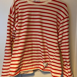 Rödvit randig tröja - Jättefin rödvit randig tröja från zara❤️🤍Tröjan är i superbra skick, använd fåtalet gånger men inget som syns. Säljs inte längre men köptes för 229kr, säljer för 130kr. Storlek M sitter ganska oversized på mig som brukar ha S/M.