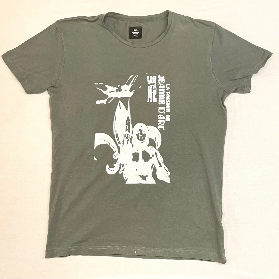 Mörk grön t-shirt med vit tryck  - 90