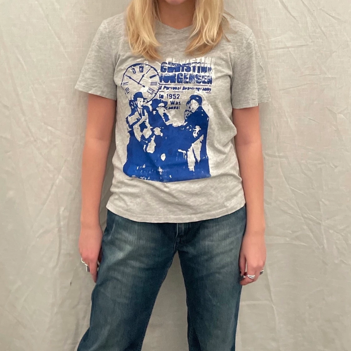 Grå t-shirt med blått tryck 