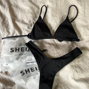 Svart bikini shein - En svart trekantsbikini med hig-leg underdel. Köpt delarna separat för sammanlagt 120 kr, säljer tillsammans för 40. Endast testad med plastskyddet kvar, såklart tvättad innan den skickas. Säljer pga för liten.