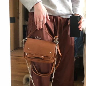 NUNOO BAG -  oanvänd brun skinnväska  - En helt oanvänd brun skinnväska från Nunoo bags. Säljer billigt då jag bara vill bli av med den💕 Skriv meddelande för fler bilder! Den är såå fin nu till våren!