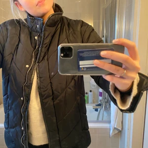 Svart vårjacka - Svart ganska varm jacka i L som passar perfekt till våren❤️ 