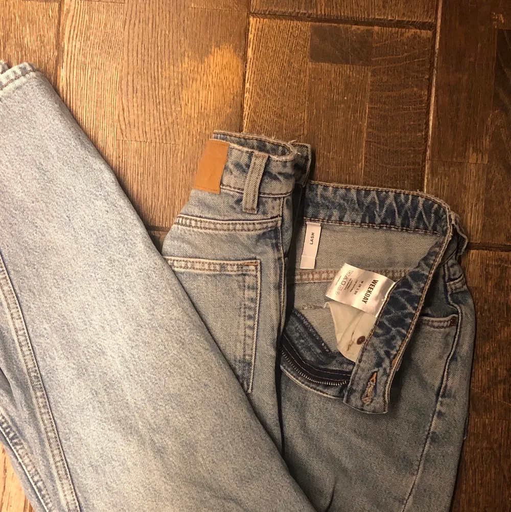 Weekday jeans i perfekt skick, storlek 26 w 30 L, pris 90kr plus frakt, sitter jätte fint, är 168 cm . Jeans & Byxor.