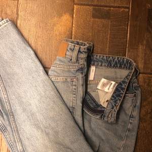 Weekday jeans i perfekt skick, storlek 26 w 30 L, pris 90kr plus frakt, sitter jätte fint, är 168 cm 